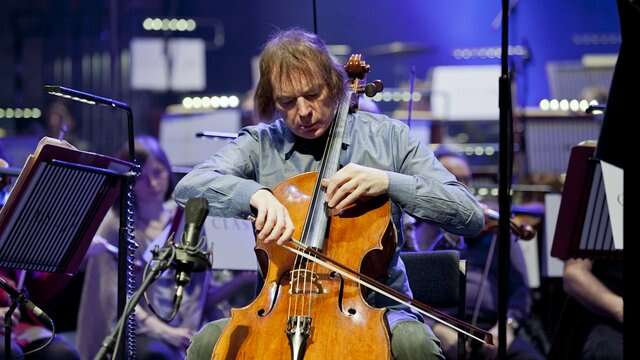 Cellist Julian Lloyd Webbe
